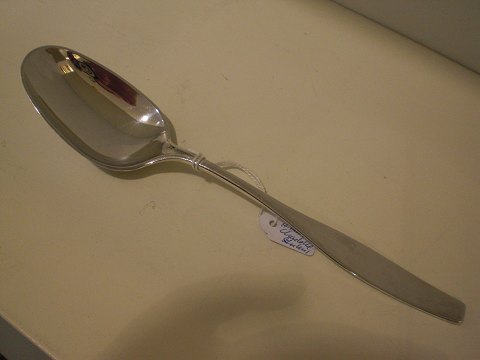 En enkelt spiseske I Hans Hansens Charlotte.