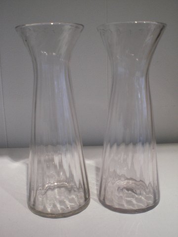2 optisk vredne hyacintglas i klart glas.