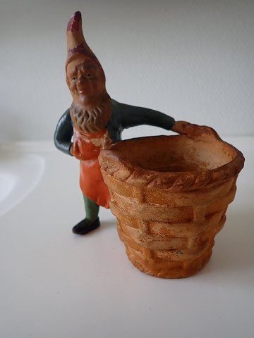 Terrakottanisse med flettet kurv/potteskjuler.