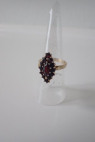 Forgyldt sterling sølvring med granater i rombeform.