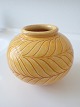 Kähler - keramikvase med gul glasur og skrafittidekoration.